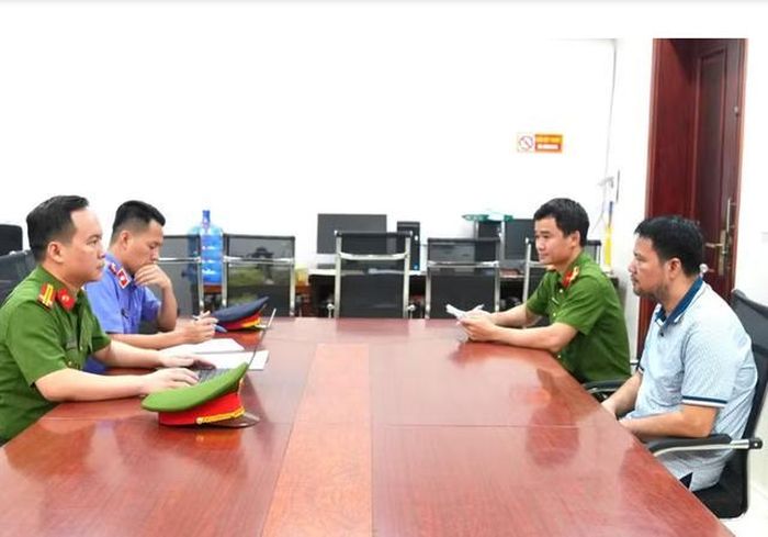 Cơ quan chức năng làm việc với đối tượng liên quan. Ảnh: Phạm Thủy- báo Hà Tĩnh
