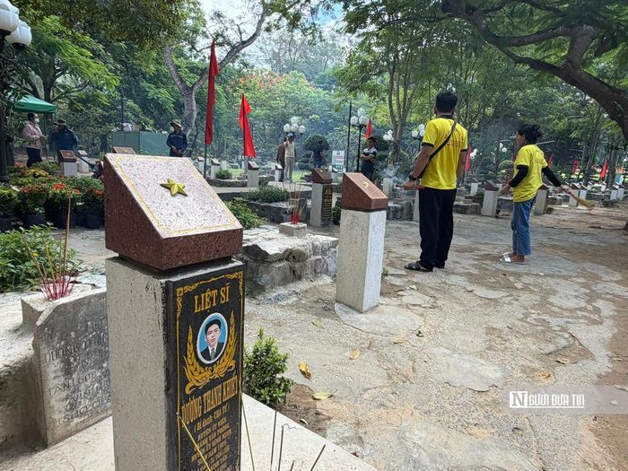Những phần mộ liệt sĩ có danh tính tại nghĩa trang.