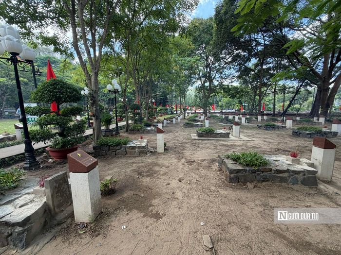 Giữa hàng nghìn phần mộ, vẫn còn rất nhiều ngôi mộ chỉ khắc dòng chữ “Liệt sĩ chưa biết tên”. Những nén hương được thắp lên như lời nhắn gửi rằng sự hy sinh của các anh, các chị sẽ mãi được các thế hệ hôm nay ghi nhớ.