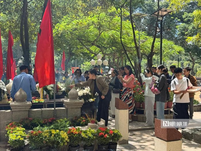  Là một trong những điểm dừng chân đặc biệt tại Nghĩa trang Hàng Dương, phần mộ nữ Anh hùng Võ Thị Sáu luôn ngập hoa tươi và khói hương. Nhiều người tìm đến để bày tỏ lòng biết ơn đối với nữ chiến sĩ trẻ tuổi đã cống hiến trọn cuộc đời cho Tổ quốc.