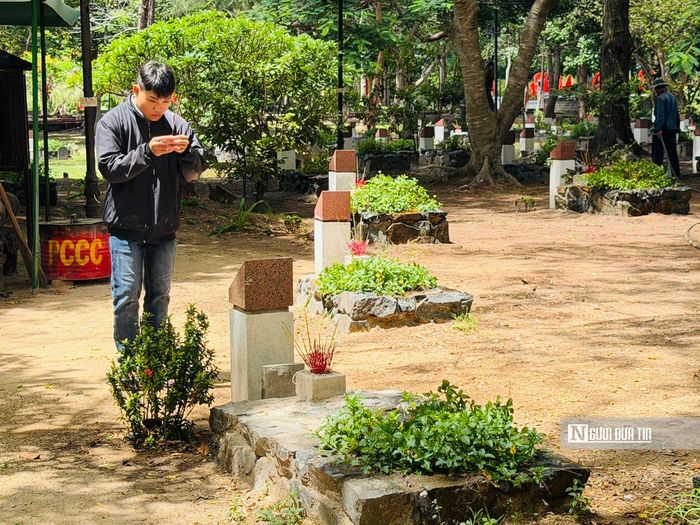 Chia sẻ với PV, em Hoàng Nguyên Vũ cho biết, gia đình em có một liệt sĩ từng bị giam tại nhà tù Côn Đảo và đã hy sinh. Vì vậy, cứ 2 năm một lần, gia đình lại trở về Côn Đảo để thăm viếng tại Nghĩa trang Hàng Dương. Theo Vũ, mỗi chuyến đi không chỉ là dịp tri ân người thân mà còn giúp em hiểu hơn về những hy sinh, cống hiến của các thế hệ đi trước để đất nước có được hòa bình như hôm nay. 