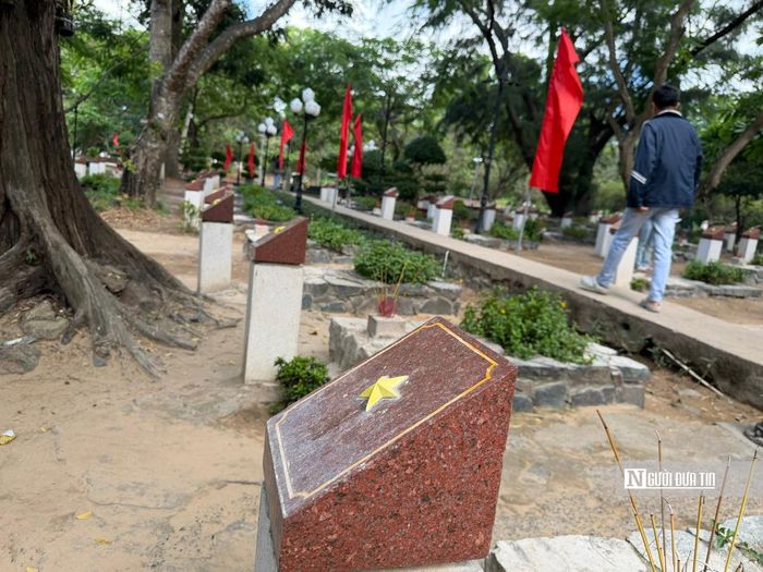 Những ngôi mộ chưa biết tên, được đặt trong Nghĩa trang Hàng Dương, trên các ngôi mộ đều có ngôi sao vàng năm cánh.