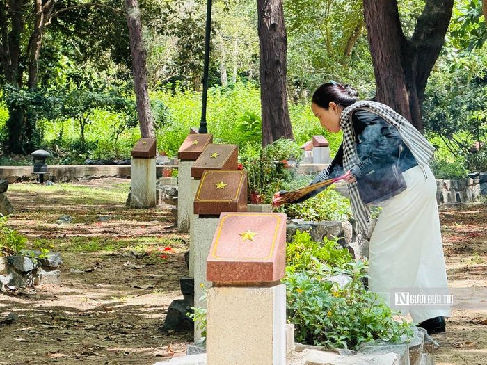 Du khách viếng và tri ân những liệt sĩ đã ngã xuống vì hòa bình hôm nay.