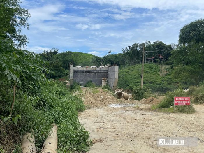 Hai bên đầu cầu sông Cảy chưa có đường dẫn lên cầu, chính quyền địa phương đang tiến hành GPMB.
