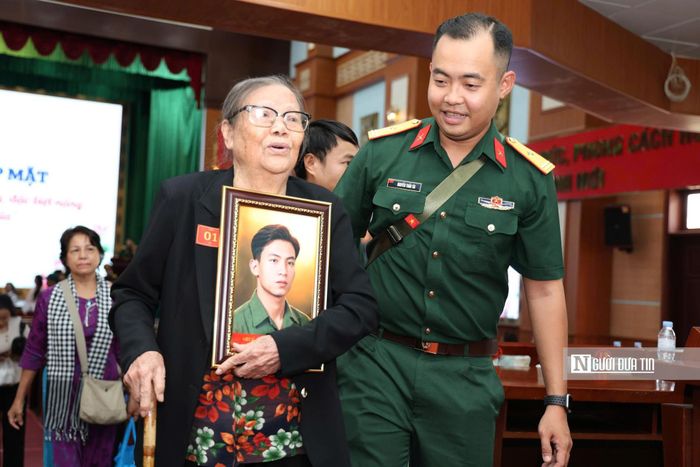 Bà Đỗ Thị Ân (83 tuổi) ôm di ảnh người chồng liệt sĩ Lương Đình Canh.