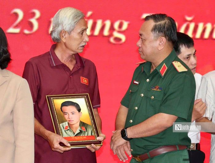 Ông Lại Văn Cọp trò chuyện cùng Thiếu tướng Nguyễn Thành Trung, Chính ủy Bộ Tư lệnh Tp.HCM.