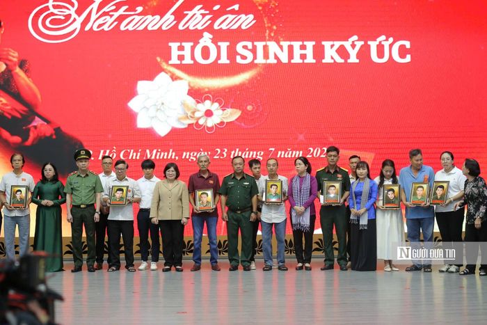 Các thân nhân liệt sĩ được nhận di ảnh.