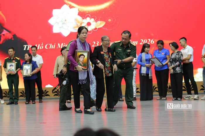 Ở tuổi 83, bà Ân khó khăn trong việc di chuyển, tuy nhiên, khi nghe tin được nhận di ảnh chồng, bà là một trong những người có mặt từ sớm.