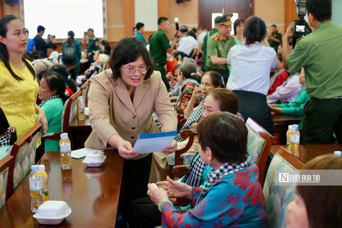 Phó Bí thư Thành ủy Tp.HCM Văn Thị Bạch Tuyết trao quà cho thân nhân liệt sĩ, thương binh.