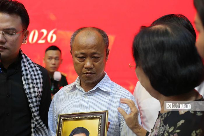 Người thân liệt sĩ Nguyễn Xuân Thành xúc động khi nhận được di ảnh.