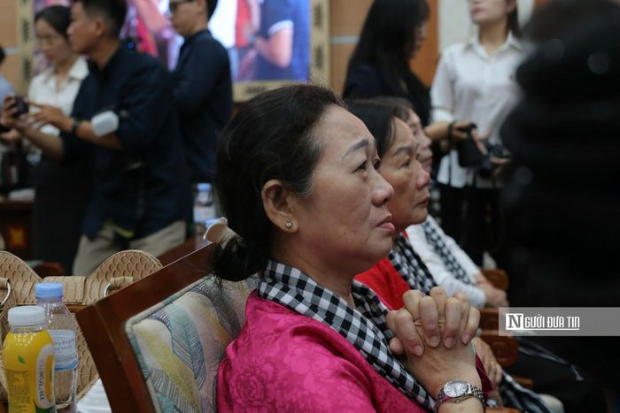 Nhiều người có mặt tại chương trình không giấu được những giọt nước mắt khi nghe các câu chuyện của thân nhân liệt sĩ.