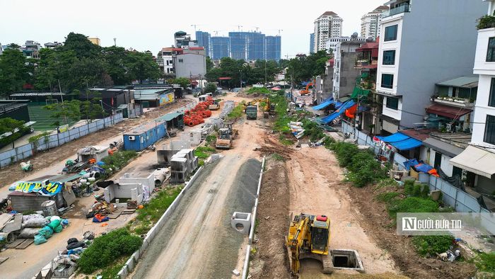 Theo ghi nhận của phóng viên, đoạn đường này hiện được triển khai song song hai mũi vừa thi công, vừa thực hiện công tác phá dỡ giải tỏa những công trình mà người dân vừa bàn giao giải phóng mặt bằng.