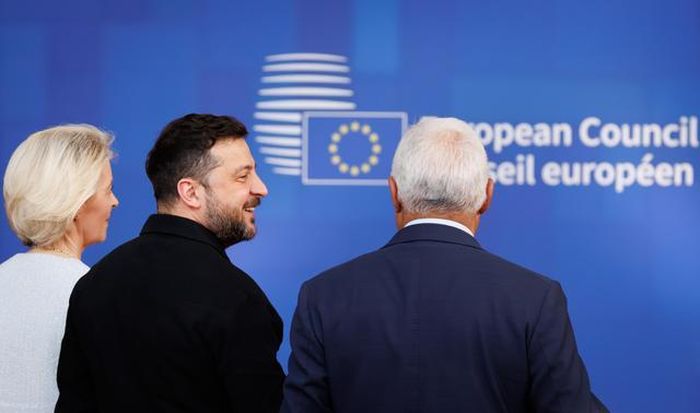 Từ trái sang: Chủ tịch Ủy ban châu Âu Ursula von der Leyen, Tổng thống Ukraine Volodymyr Zelensky, và Chủ tịch Hội đồng châu Âu António Costa. Ảnh: Belga News