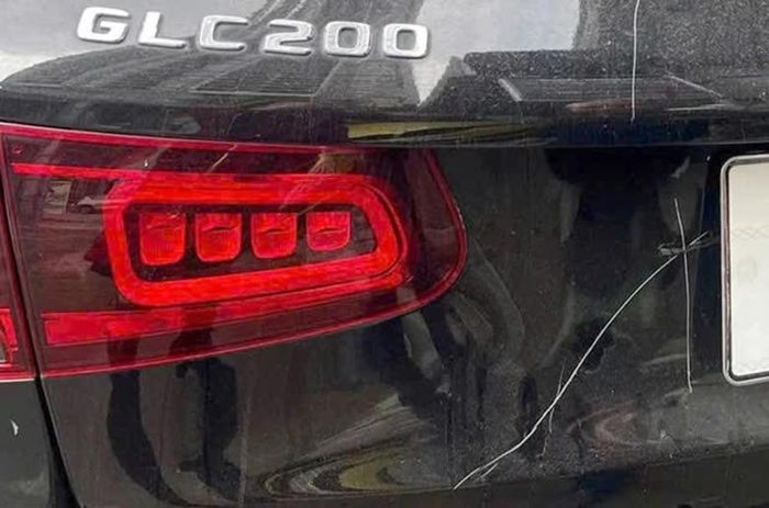 Chiếc Mercedes có một số vết rạch.