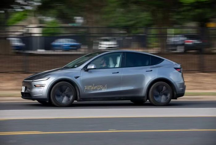 Cybercab được Tesla thiết kế để hoạt động như taxi tự lái hoàn toàn, không cần vô-lăng hay bàn đạp. Ảnh: Bloomberg.