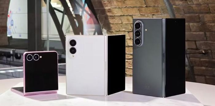 Galaxy Z Flip 8 có thân máy mỏng hơn, bản lề chắc chắn hơn nhưng giá khởi điểm cũng tăng. Ảnh: Samsung.