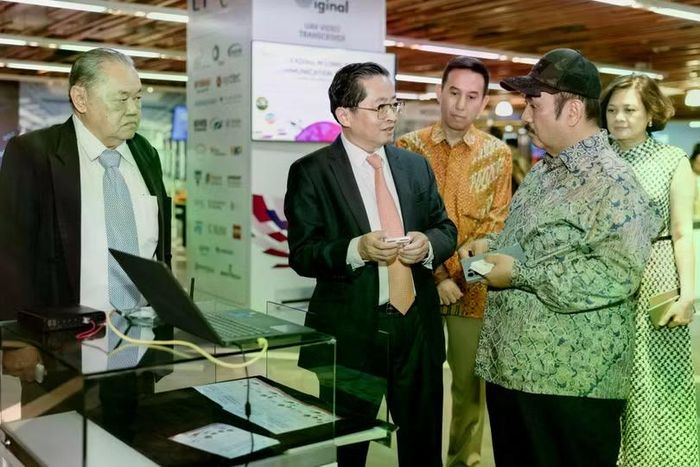 Bộ trưởng Bộ Kế hoạch Phát triển Quốc gia Indonesia Rachmat Pambudy tham quan các công nghệ của CT Group trong chuyến thăm Việt Nam vào giữa năm 2025. Ảnh: Antaranews.