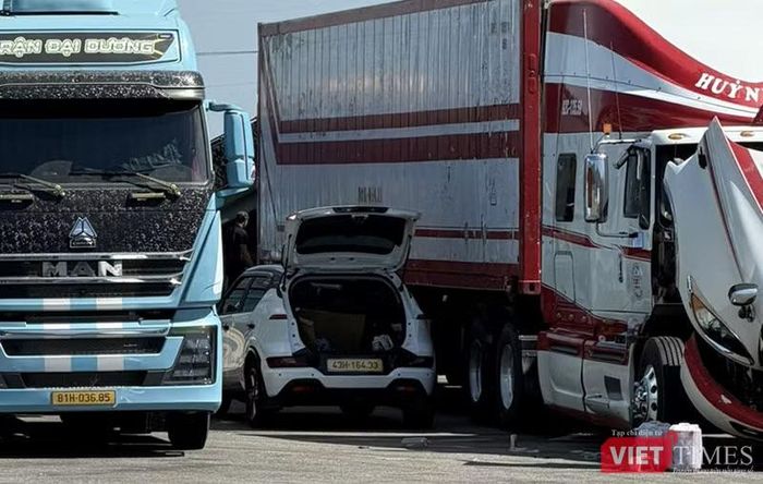 Không chỉ xe 4 chỗ mà cả xe tải cũng dính "vật thể lạ". Ảnh NH.
