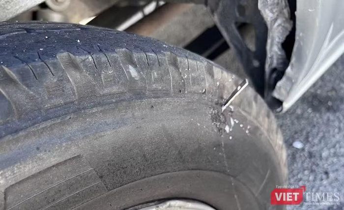 Còn chị Hoa, một người trên ô tô bị thủng lốp cho biết ngoài xe dừng khẩn cấp bên đường chờ cứu hộ thì còn hàng chục ô tô các loại từ 4 chỗ đến 24 chỗ và cả container phải tấp vào trạm dừng chân Km 96 + 100 để chờ cứu hộ. Ảnh NH.