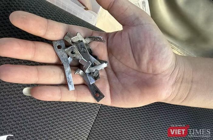  Theo ghi nhận, nhiều lốp xe bị đâm thủng bởi các mảnh kim loại dẹt có đầu sắc nhọn. Các vật thể này cắm sâu vào lốp, tiềm ẩn nguy cơ mất an toàn giao thông. 