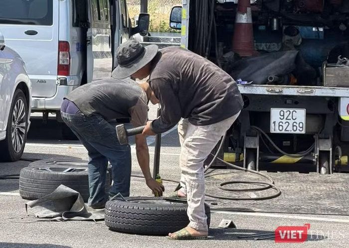 Trước sự việc, nhiều tài xế cho rằng cơ quan chức năng cần vào cuộc, tránh những tai nạn đáng tiếc có thể xảy ra từ việc dẫm phải "vật thể lạ" trên cao tốc này. Ảnh NH.