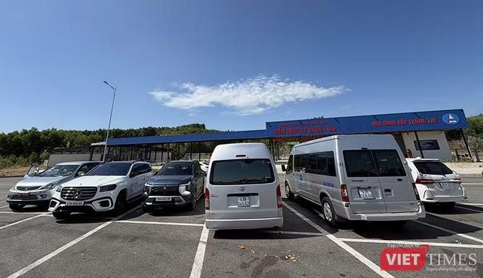 Hàng loạt tài xế ô tô đi trên tuyến cao tốc Đà Nẵng - Quảng Ngãi theo hướng từ Đà Nẵng vào phía Nam bị thủng lốp do "vật thể lạ" buộc phải dừng tại điểm dừng chân Km 96+100 chờ cứu hộ. Ảnh NH.