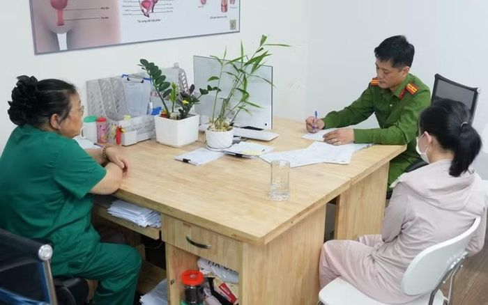Công an làm việc với một số đối tượng. Ảnh: Công an Nghệ An