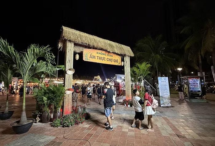 Điểm mới nổi bật của Lễ hội năm nay là chuỗi các không gian trải nghiệm được thiết kế theo chủ đề, tạo nên một hành trình khám phá liên tục từ bình minh đến đêm khuya. Trong đó, Không gian Ẩm thực Chợ quê được tổ chức tại công viên Biển Đông.