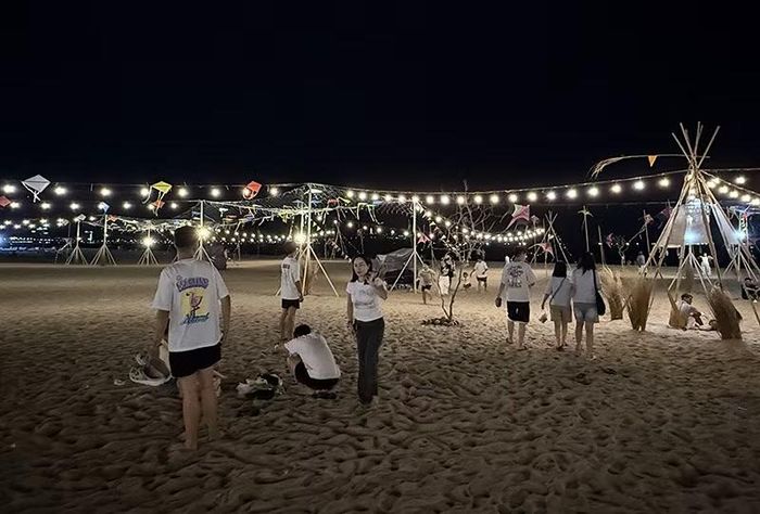 Không gian nghệ thuật ven biển được tạo nên từ ánh sáng, nghệ thuật sắp đặt - Những biểu tượng đặc trưng của miền biển như thuyền thúng, lưới cá, tre nứa và đèn lồng.