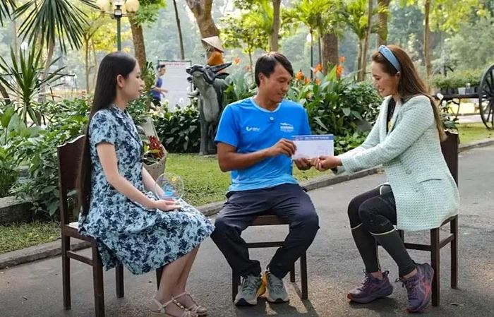 Thanh Vũ Đại sứ thương hiệu Number 1 - Tập đoàn Tân Hiệp Phát trò chuyện và tặng quà kình ngư Hán Quang Đạt 