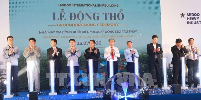 Các đại biểu thực hiện nghi thức động thổ dự án. Ảnh: Xuân Triệu - TTXVN