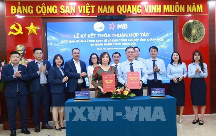 Ban Quản lý Khu kinh tế và Khu công nghiệp tỉnh Khánh Hòa ký kết thỏa thuận hợp tác với Ngân hàng Thương mại Cổ phần Quân đội (MB). Ảnh: Xuân Triệu - TTXVN