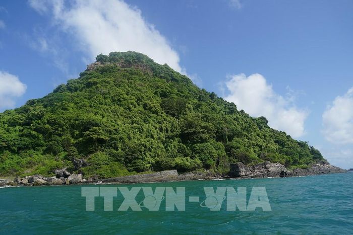 Khu vực biển Hòn Chuối, Hòn Đá Bạc thuộc phạm vi khu bảo tồn biển tỉnh Cà Mau có nguồn lợi thủy sản và đa dạng sinh học. Ảnh: Tuấn Kiệt – TTXVN