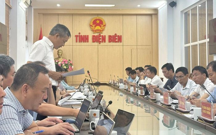 Phó Tổng giám đốc EVNNPT Nguyễn Ngọc Tân báo cáo và nêu các kiến nghị tại buổi làm việc. Ảnh: Minh Hằng/BNEWS/TTXVN