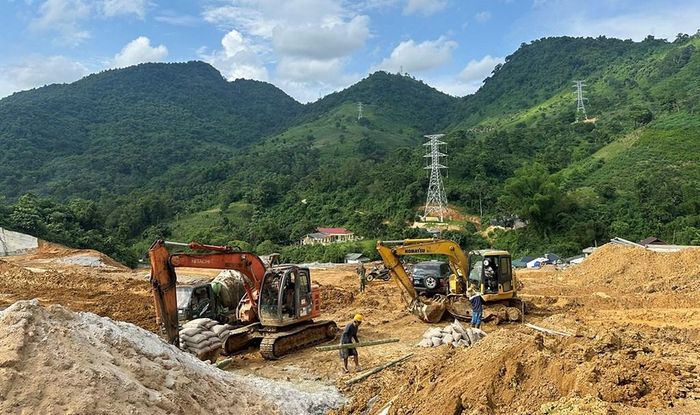 Các đơn vị đang thi công Dự án Trạm biến áp 220kV Điện Biên. Ảnh: Minh Hằng/BNEWS/TTXVN