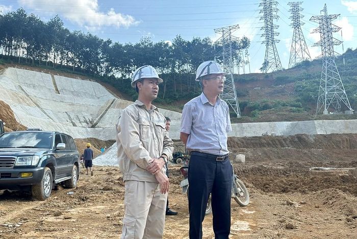 Phó Tổng giám đốc EVNNPT Nguyễn Ngọc Tân kiểm tra thực địa và nghe báo cáo tiến độ triển khai Dự án Trạm biến áp 220kV Điện Biên và đường dây 220kV Sơn La – Điện Biên. Ảnh: Minh Hằng/BNEWS/TTXVN