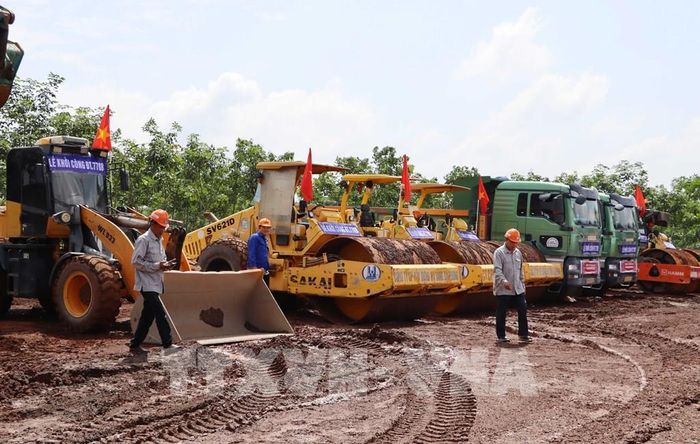 Máy móc được huy động đến công trường, sẵn sàng thi công xây dựng đường ĐT.770B. Ảnh: Công Phong - TTXVN 
