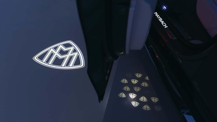 Mercedes cũng lần đầu trang bị logo Maybach phát sáng.