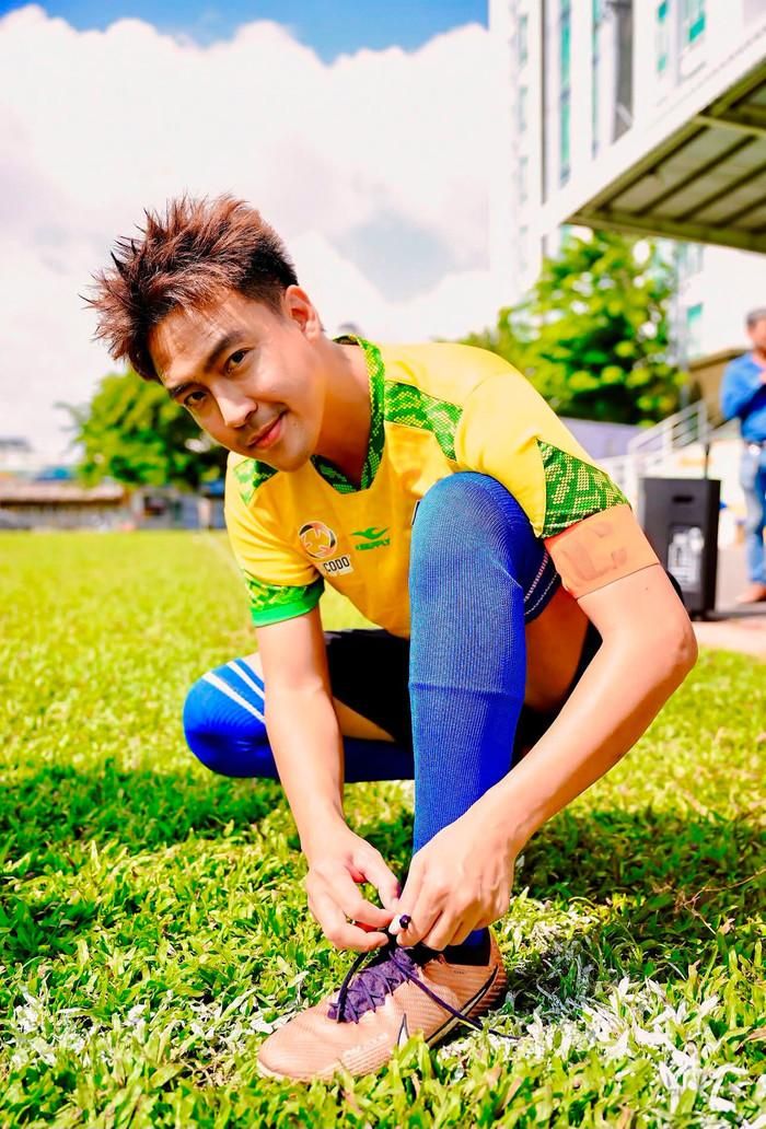 Diễn viên Thanh Duy yêu thích bóng đá. 