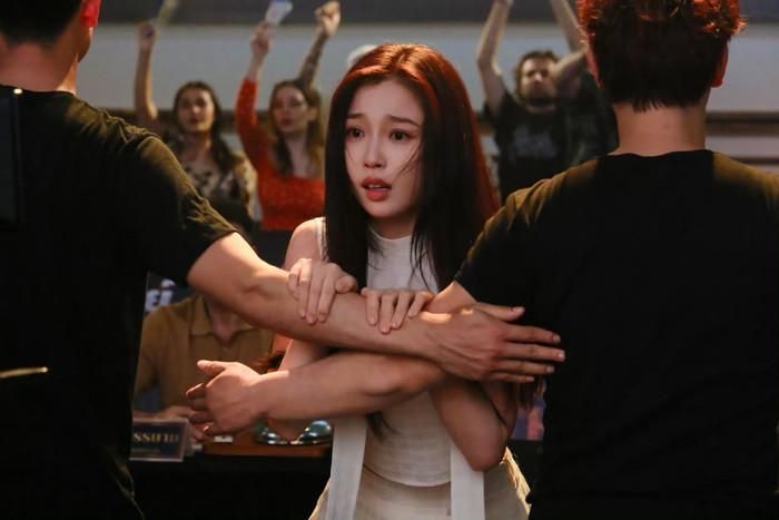 Ngu Thư Hân đóng vai nữ chính Khương Mộ trong Song Quỹ. Ảnh: Weibo