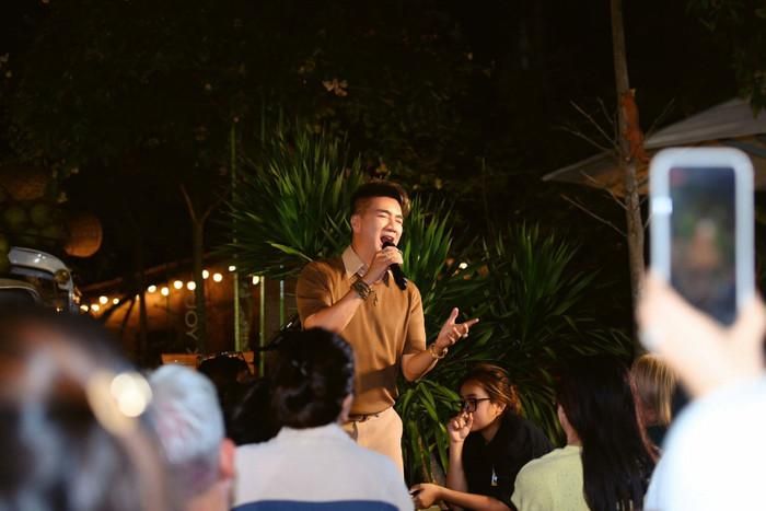 Ở tuổi 53, hạnh phúc một lần nữa đến với Đàm Vĩnh Hưng khi được khán giả trẻ đón nhận nồng nhiệt (Ảnh: FBNV).