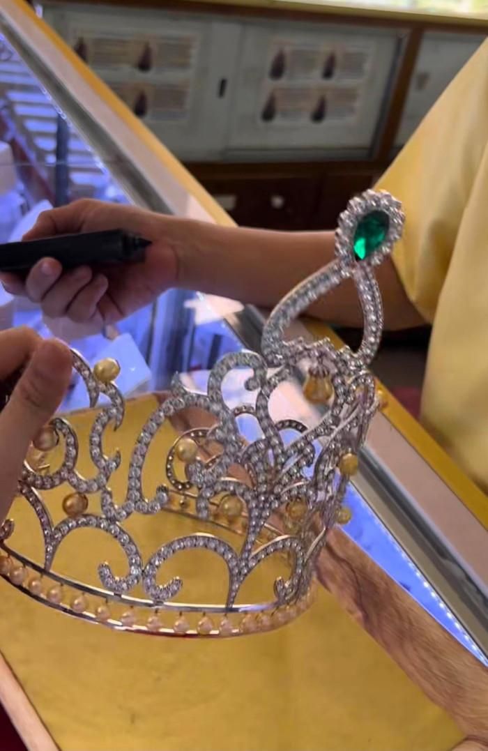 Đoạn clip kiểm định vương miện của cựu Hoa hậu Doanh nhân Toàn cầu khiến nhiều khán giả bàn luận.