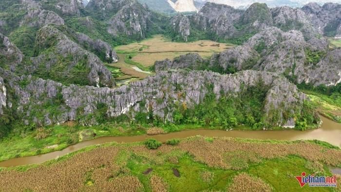Những dãy núi đá vôi sừng sững ở Ninh Bình. Ảnh: VietNamNet