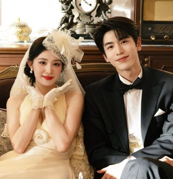 Trong bộ ảnh, Trương Lăng Hách diện tuxedo đen lịch lãm, còn Vương Sở Nhiên xuất hiện với váy cưới mang phong cách vintage.