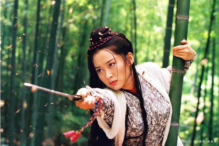 Là Thánh cô của Nhật Nguyệt Thần Giáo trong Tiếu ngạo giang hồ, Nhậm Doanh Doanh không chỉ sở hữu vẻ đẹp dịu dàng mà còn có võ công cao cường và kiến thức uyên bác.