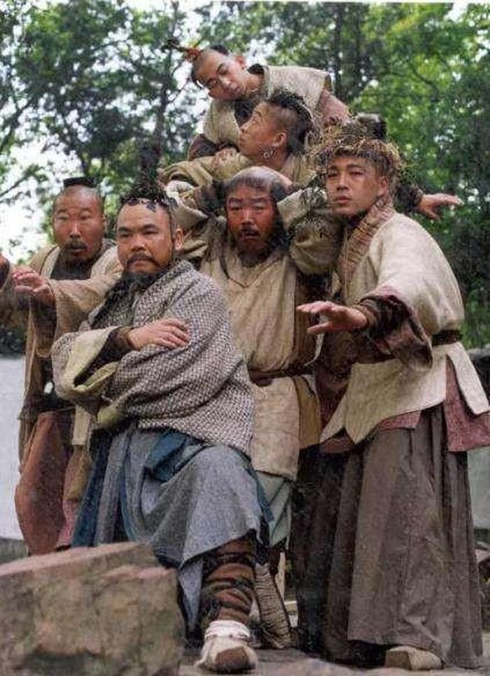 Đào Cốc Lục Tiên là một nhóm 6 cao thủ có vẻ ngoài xấu xí, tính cách ngớ ngẩn.