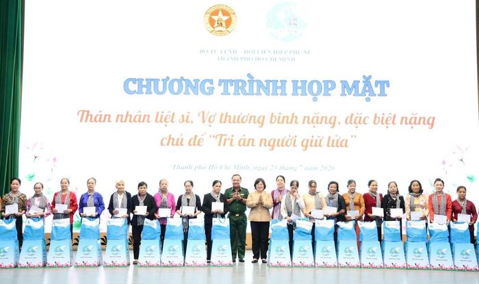 Tặng quà tri ân cho vợ liệt sĩ, vợ thương binh tiêu biểu.