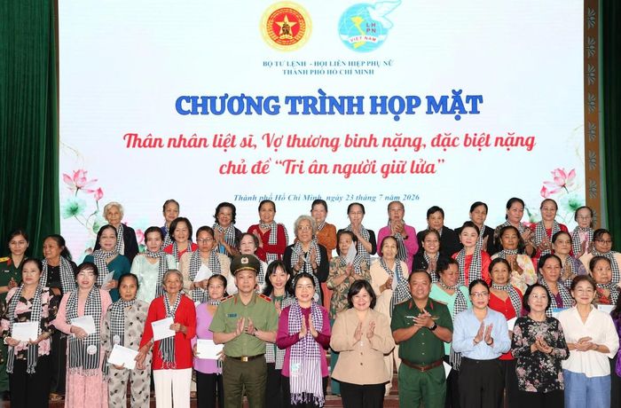 Các đại biểu chụp ảnh kỷ niệm tại chương trình. 