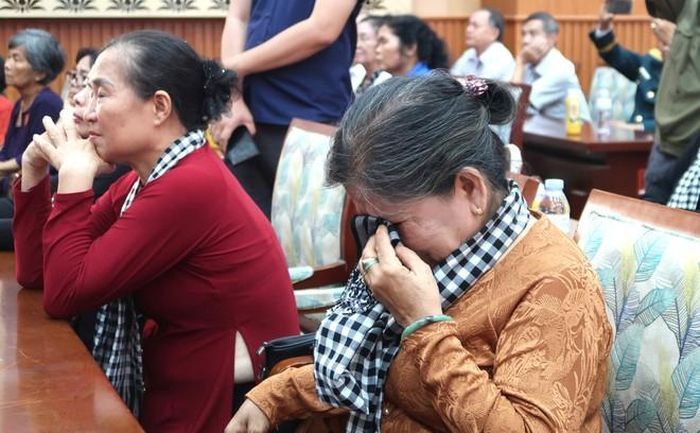 Nhiều đại biểu không giữ được nước mắt khi xem phim tư liệu tại chương trình.