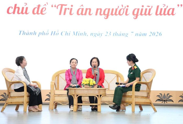 Các cô Phạm Mỹ Lan, Trần Thị Thanh Thủy, Vũ Thị Kiều Hương (từ trái sang phải) tham gia giao lưu vợ thương binh nặng tiêu biểu. 